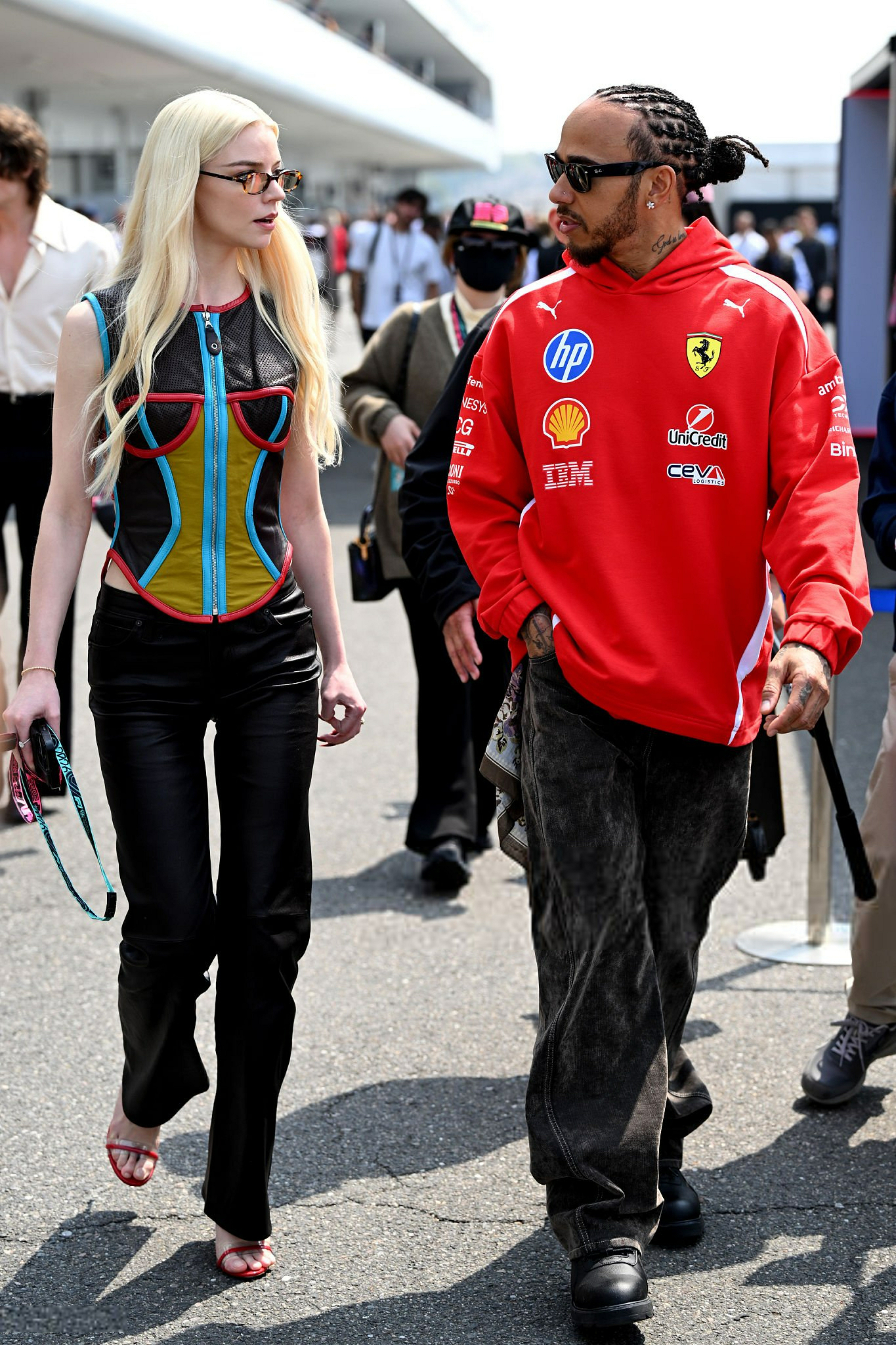 安雅Anya Taylor-Joy新造型与爱夫Malcolm McRae亮相F1