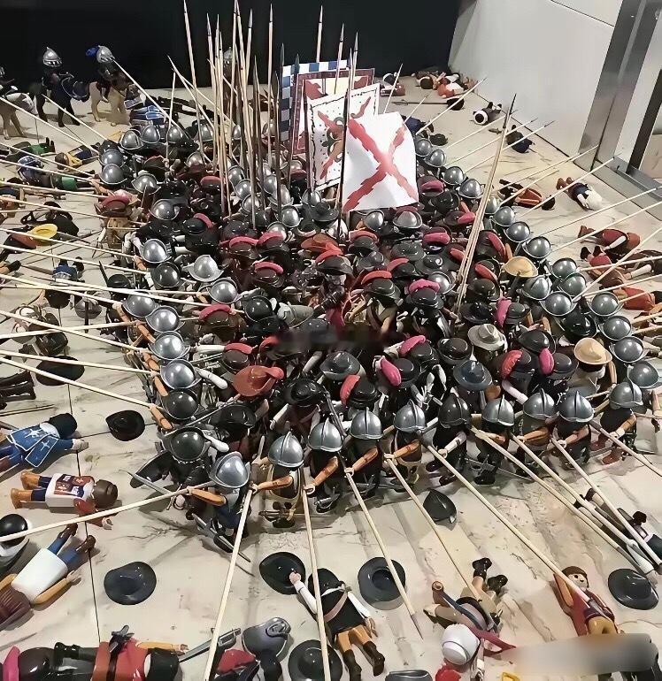 在当时没有热武器的年代，
这个马其顿方阵要怎么攻？[思考]