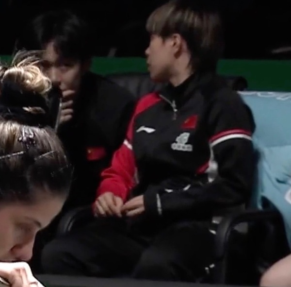 王艺迪旁边从徐瑛彬换成林诗栋还一直在唠，感觉她就是那种办公室罚站都能和隔壁班不认