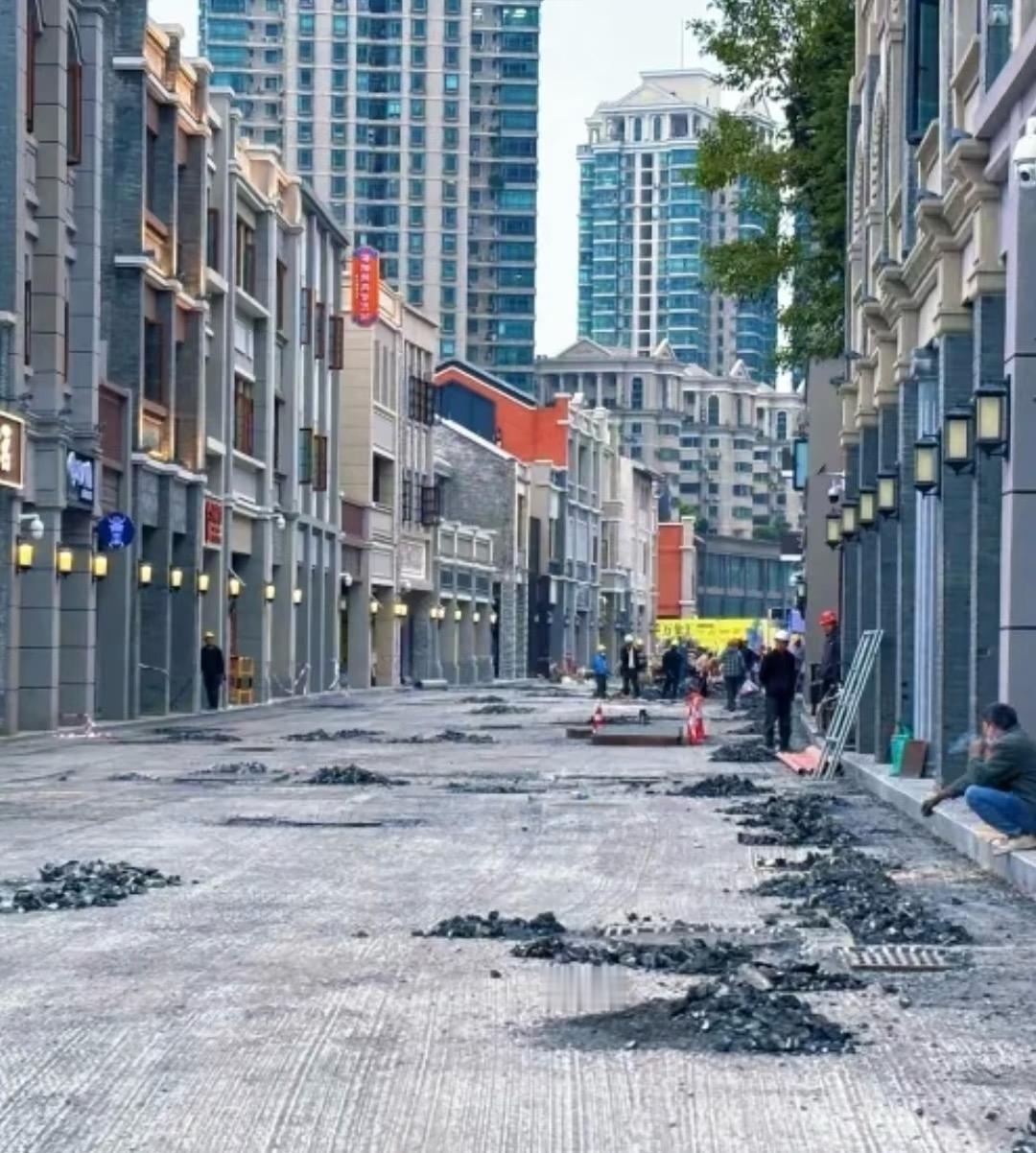 南宁中山路是怕元旦生意太好？

什么时候不铺路现在铺，跨年夜这么大的人流都接不住