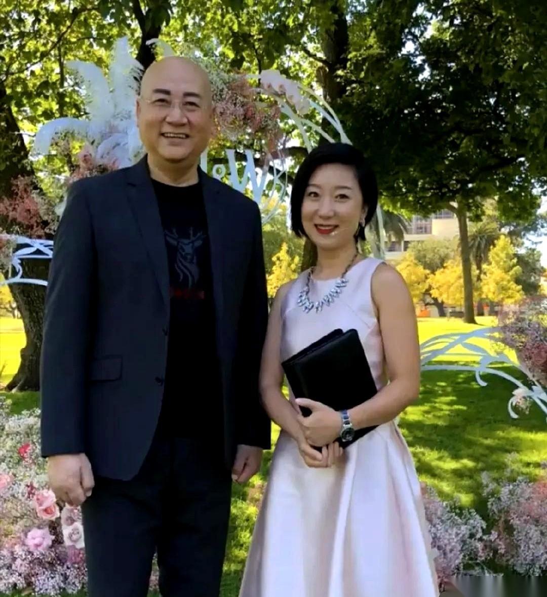 迟重瑞那个标志性的光头，一留就是几十年，不是为了戏，而是因为继子的一句话。
更绝