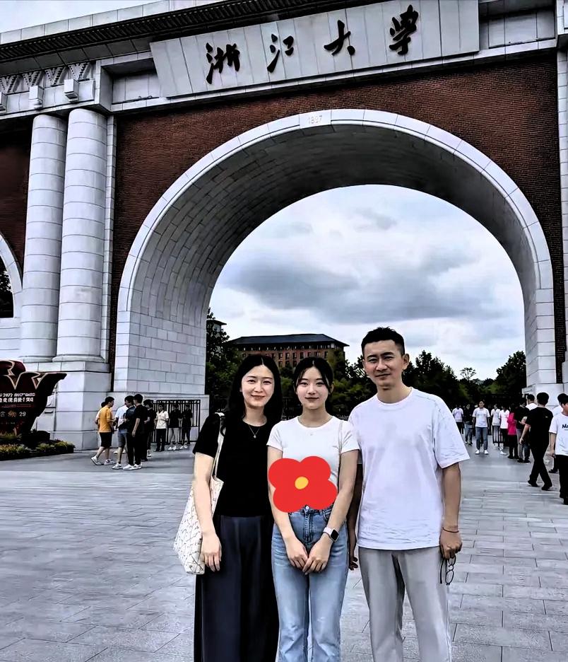 父母送女儿上大学，校园门口合影，没想到一家三口都这么帅！父亲太帅了，简直可以去当