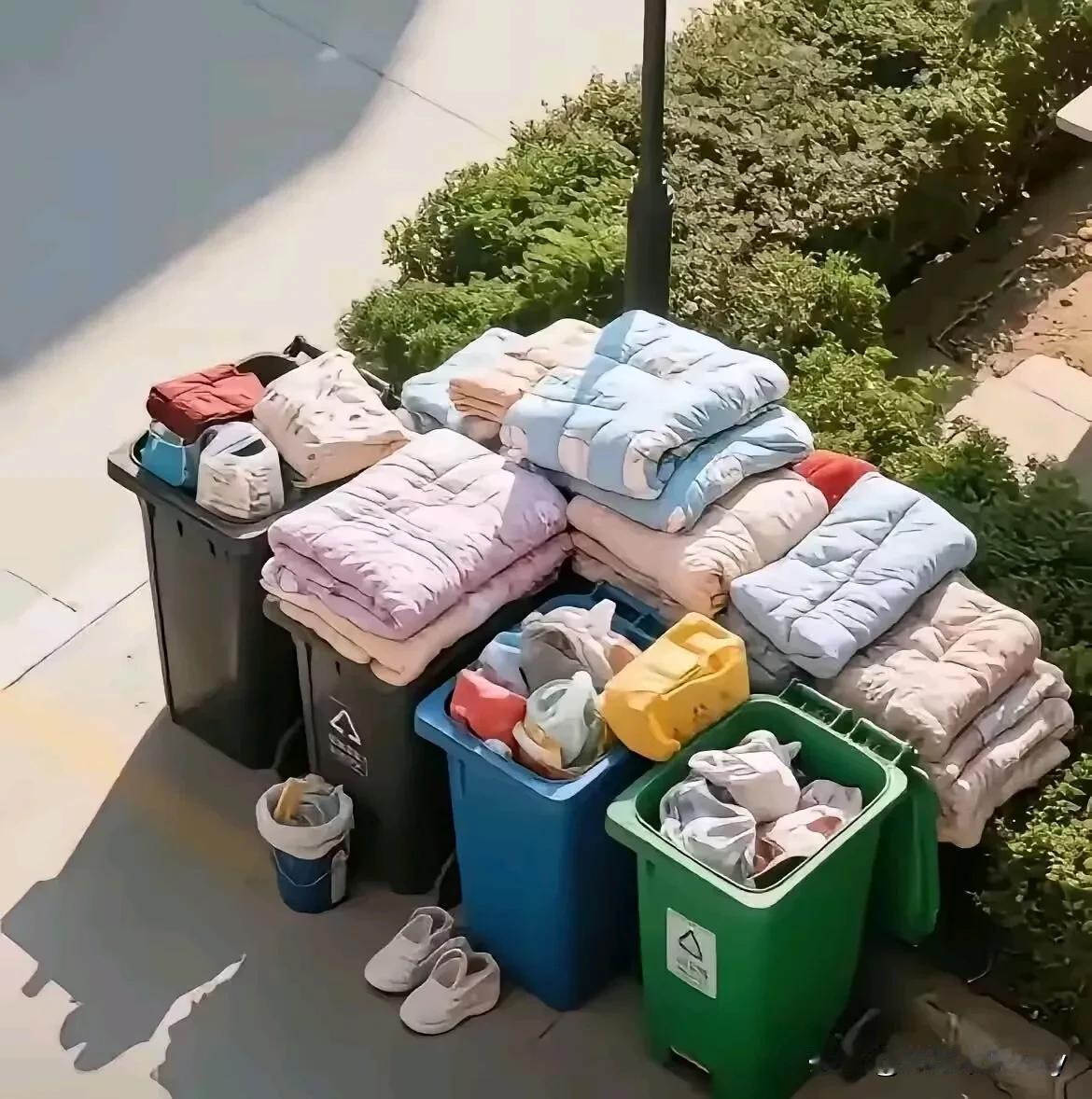 什么人搬家这么豪横，好像还专门洗干净了故意放在哪里的，怎么还没人过来捡呢？