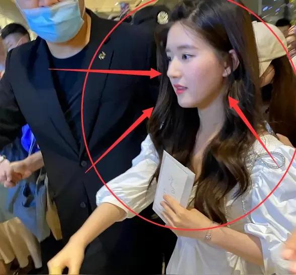 近日，赵露思在社交媒体上回应了自己胖了8斤的消息。她以轻松幽默的态度表示，最近确