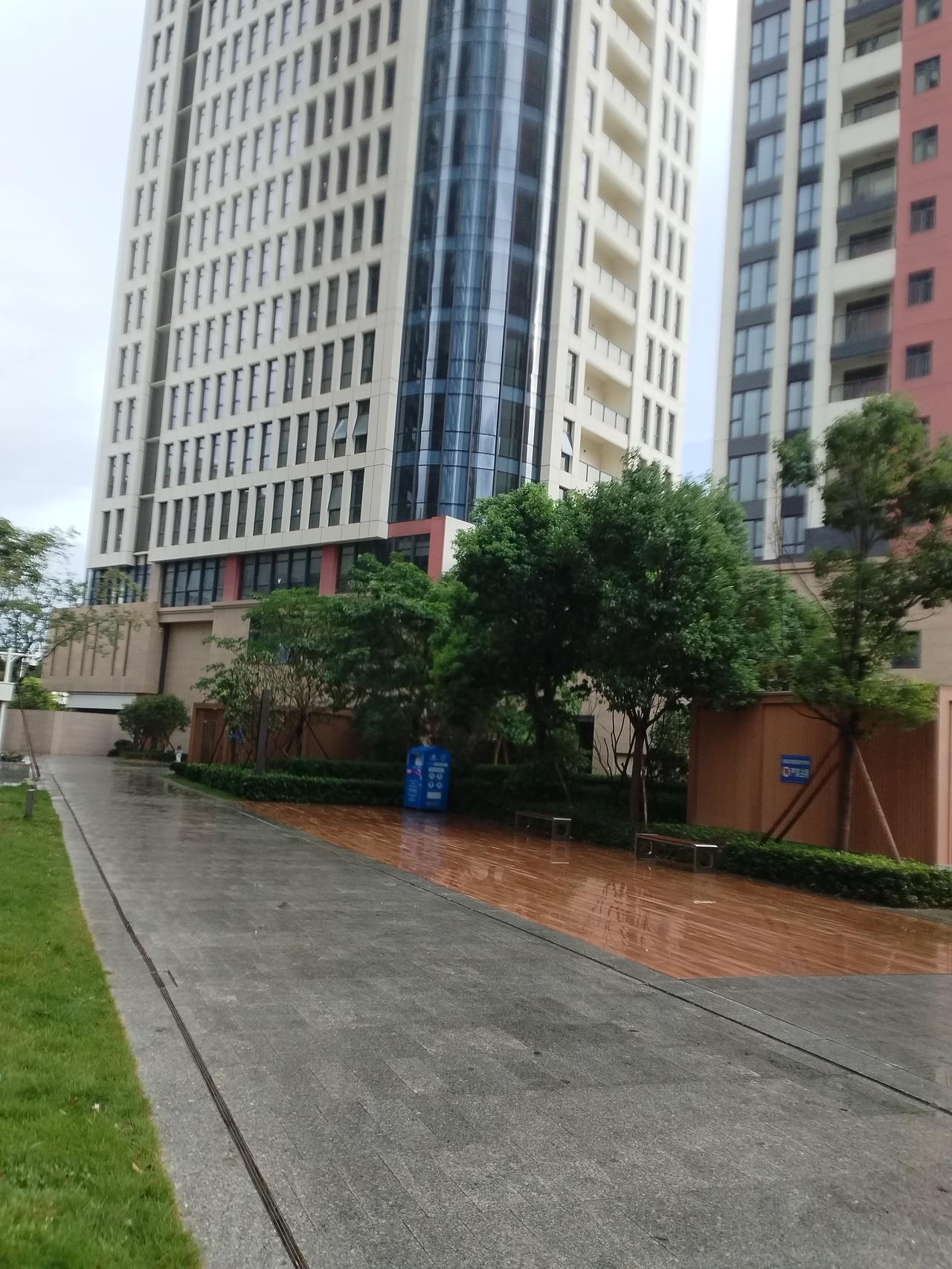一方面是因为推出了特价房源，相比之前降价了60万左右，性价比非常高，总价285万