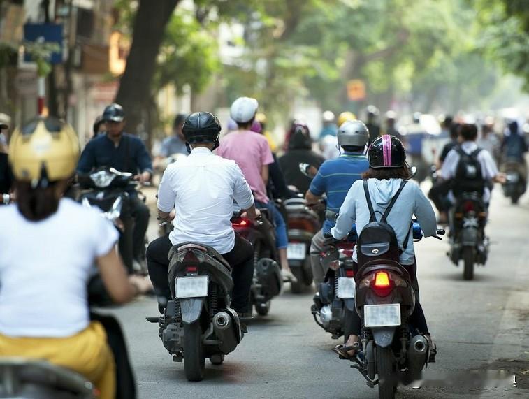 关于成都市区限摩的争论似乎一直都没有停止过，所谓公说公有理，婆说婆有理。不过从目