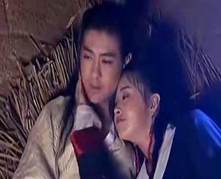 19岁的蒋欣第一次拍吻戏，对手是28岁的林志颖。
 
她嫌他“老”，他嚼大蒜回敬