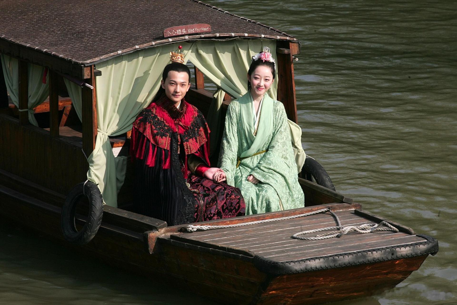 杨洋李沁谈了五年 2008年，17岁的杨洋和18岁的李沁因新版《红楼梦》结缘，分