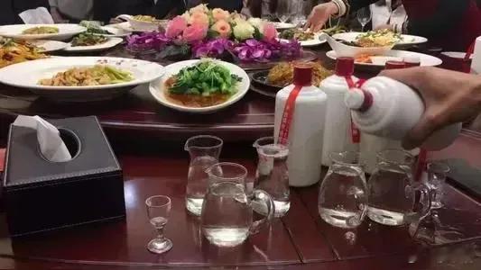 公职人员参加3人以上的聚餐违不违规聚餐是否违规，不用搞的那么复杂，其实很简单，就