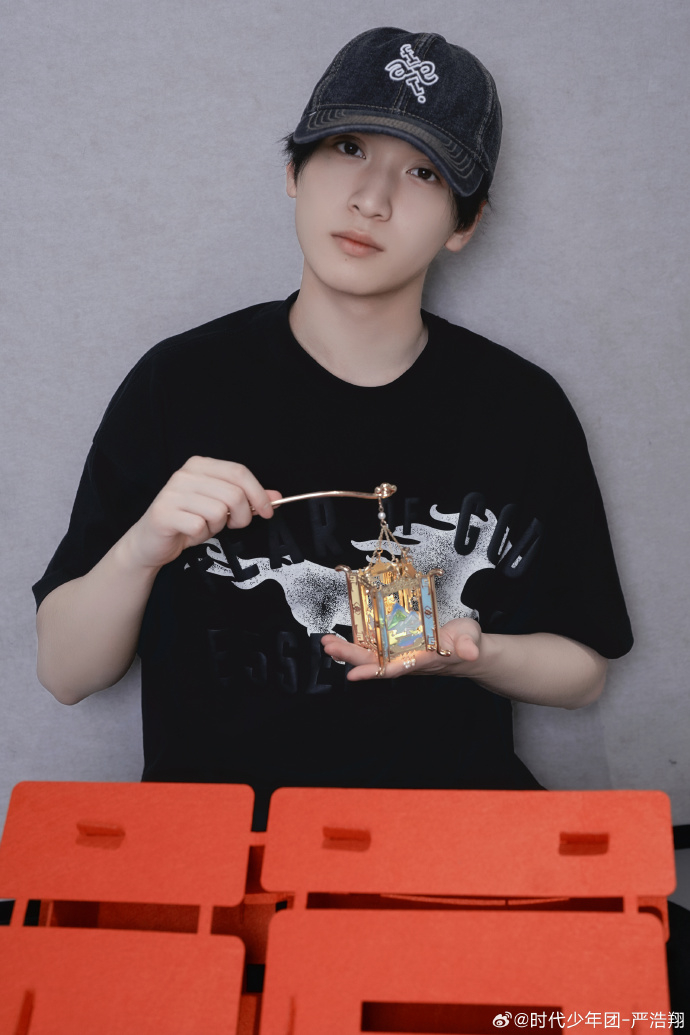 严浩翔方回应时代峰峻辟谣严浩翔谈恋爱 近日，网传严浩翔情人节去了苏梅岛，引热议。