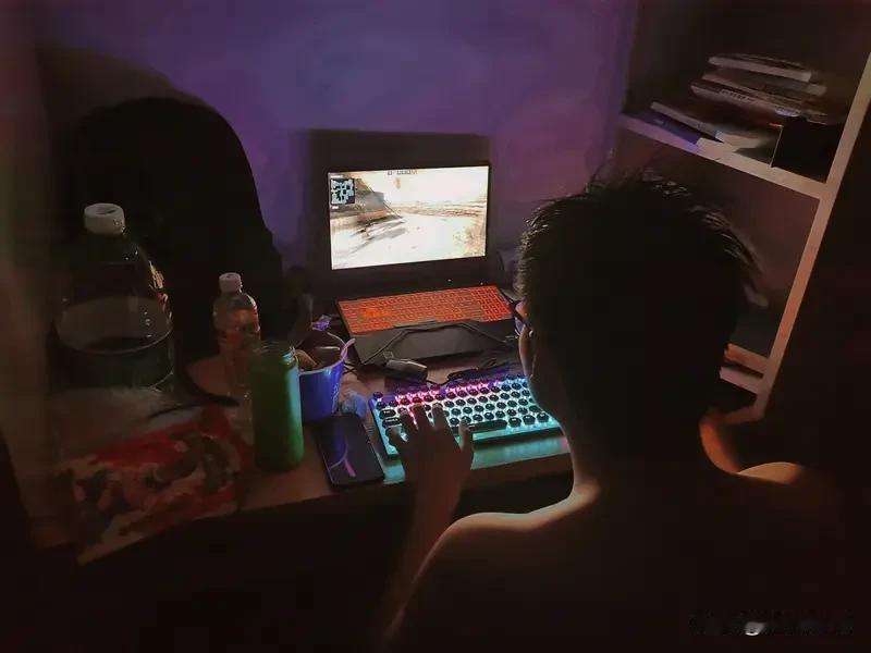当年通宵玩游戏第二天还能生龙活虎，现在熬个夜一周都缓不过来。以前通宵根本不当回事