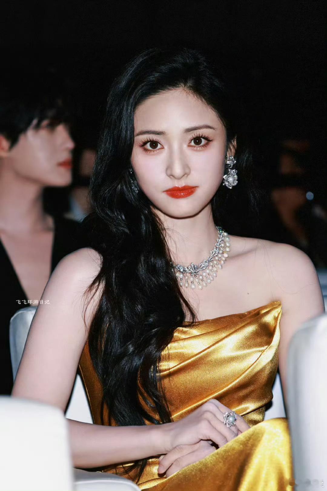 其实真正让我get到沈月的是这张照片，年上姐感拉满了！ 