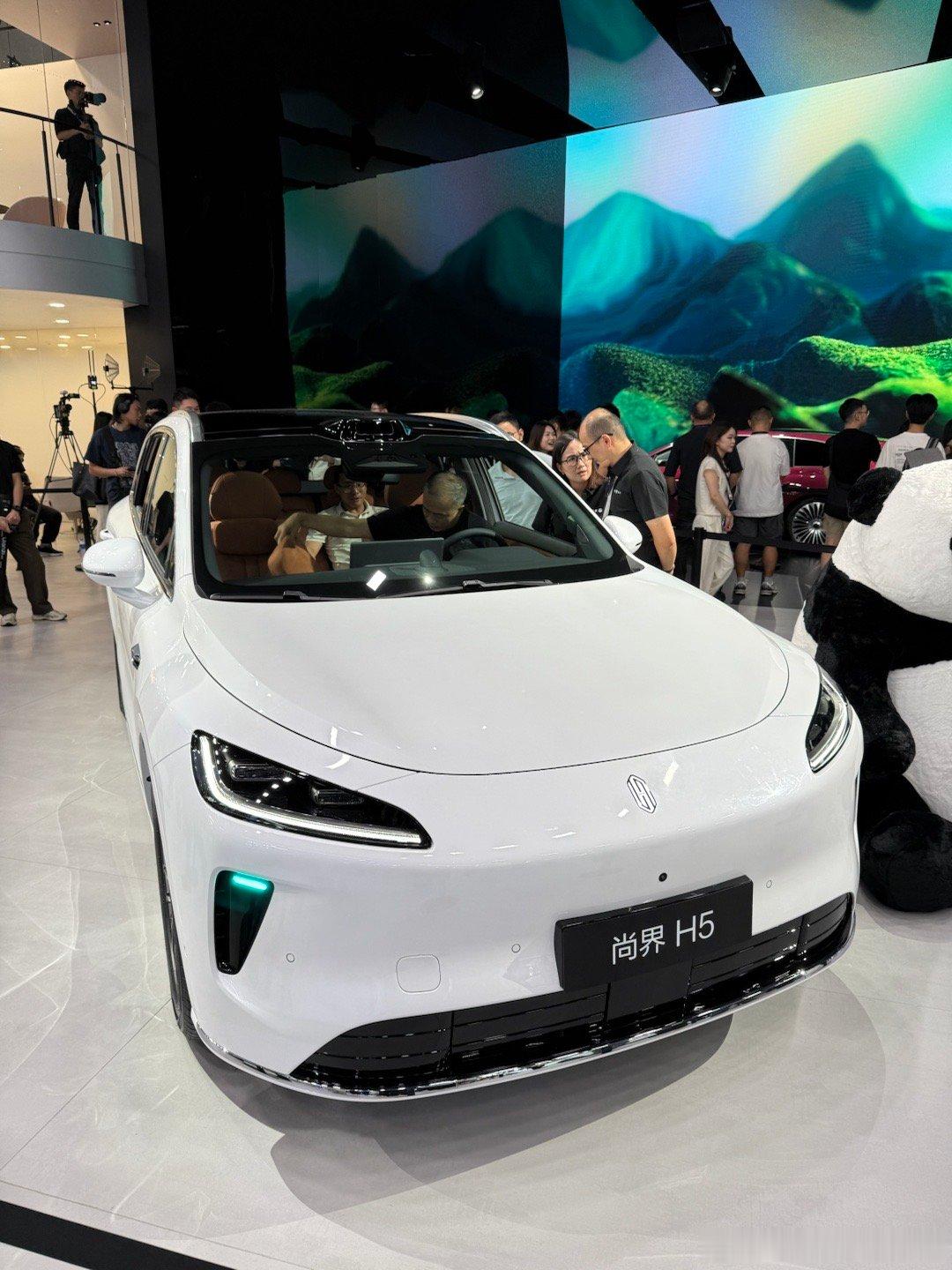 第一次见尚界H5实车 白色很显动感目测内部空间不小 这车主打年轻一定要多出一些年