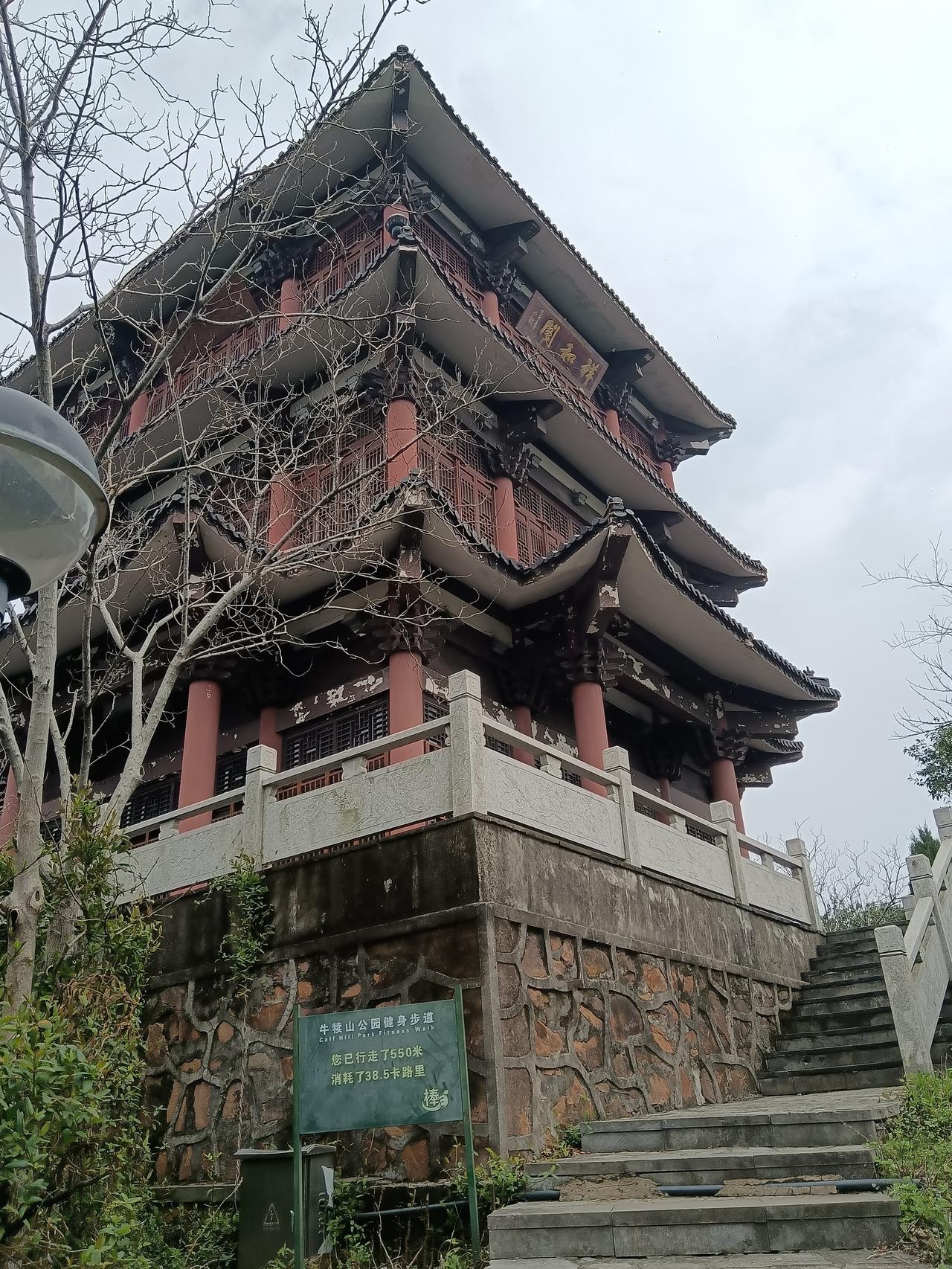 如何促进消费呢？就业的大多数人都要加班加点，十二小时两班倒的大有人在，还有什么时