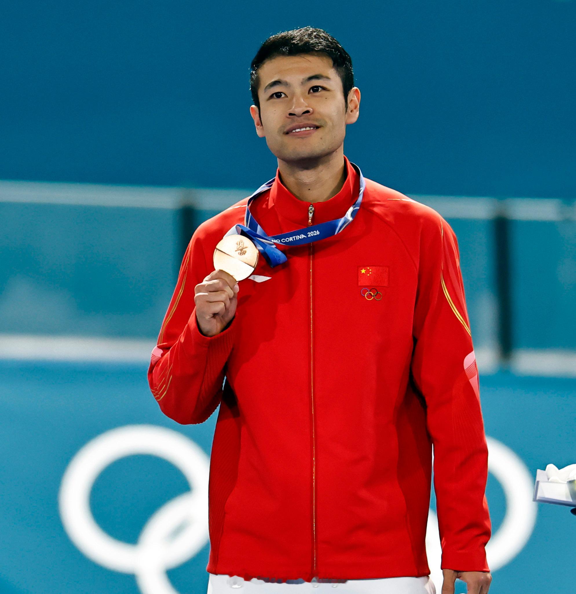 中国队又添一枚奖牌宁忠岩1000米速滑铜牌中国选手宁忠岩以1分07秒34摘得米兰