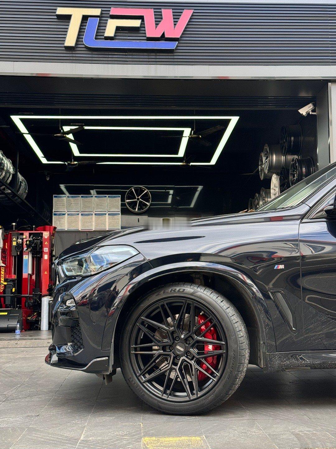 宝马X5 完工案例供参考 [作揖]​VOSSEN HF7 21寸 哑黑色​搭配倍