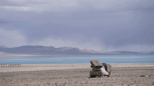 昆仑卫士
新疆军区某部严密组织全要素实兵实弹射击演练，全面检验炮兵分队在复杂条件