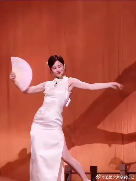 黄圣依高跟鞋高踢腿国风韵味融合飒爽舞姿，超高跟也轻松完成大幅度动作，舞台画面赏心
