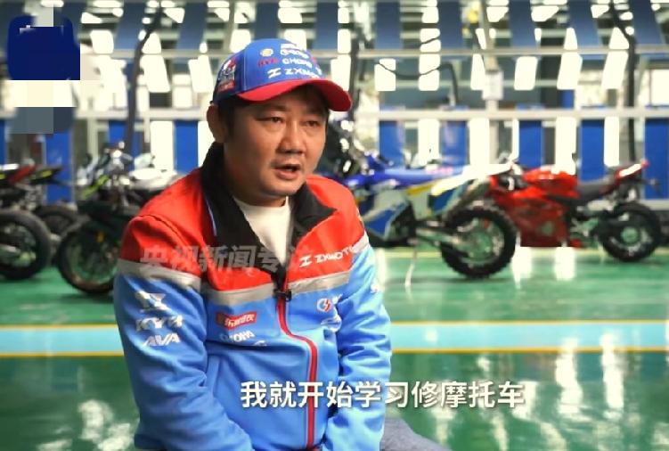 张雪出名了！
从他的言谈举止就能看出，
他是一个直率坚韧的人，
做事情不达目的绝