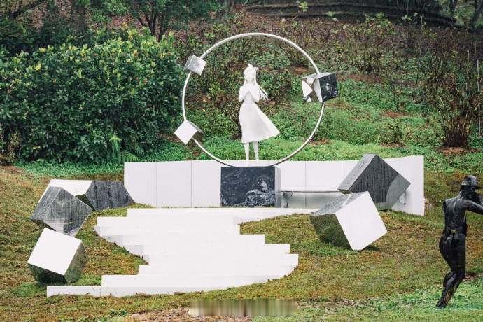 大S雕像上有纹身大S雕像细节 纪念雕像的每个细节都充满爱意。艺术总监透露，雕像右