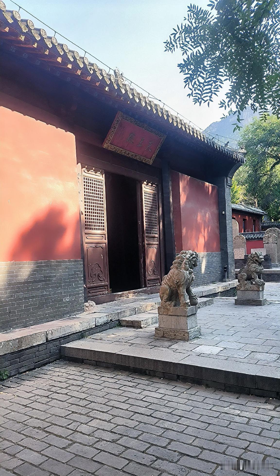 网上看了一个故事很有感触：
说某地有一位做建筑设计的女士，厌倦了尘世的纷扰，一心
