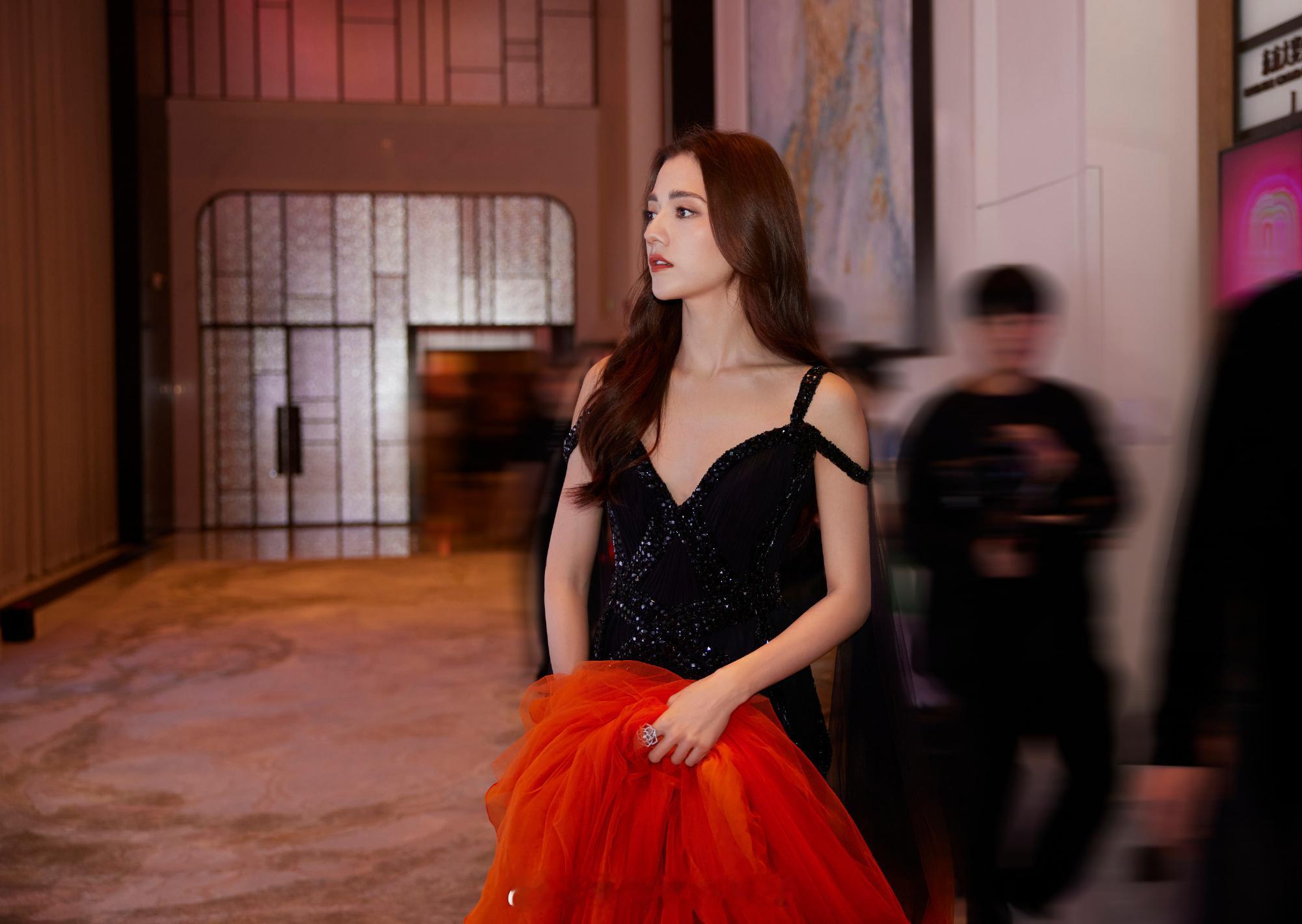 娜然薄纱轻扬曼妙优雅 