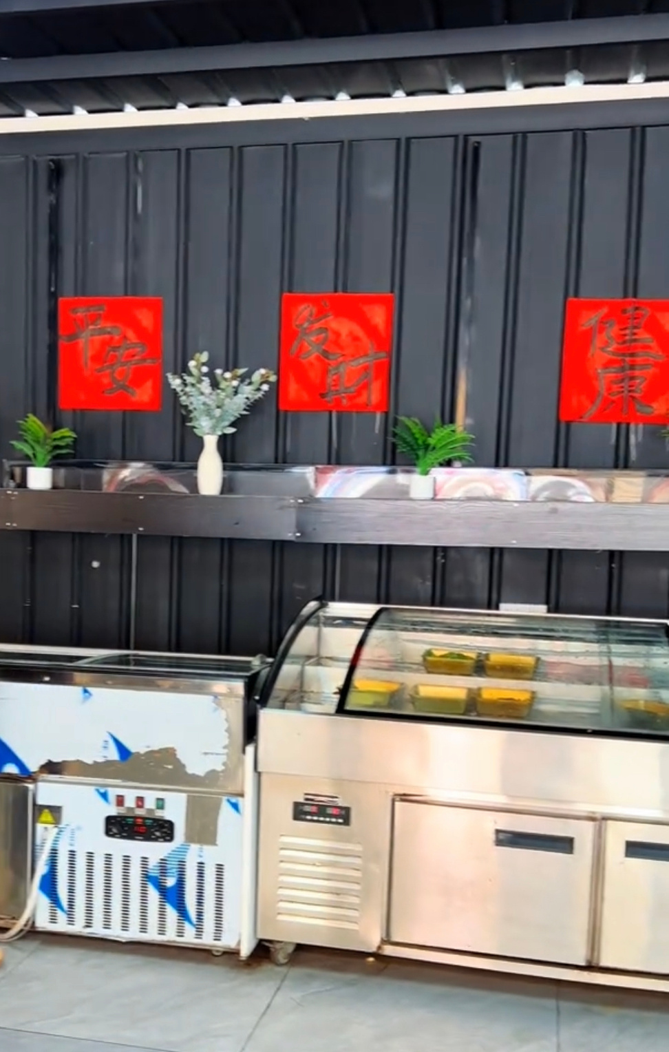 【玉林银丰桥旁的一自助烤肉店倒闭关门】5月25日消息：玉林市城区银丰桥旁边的一个