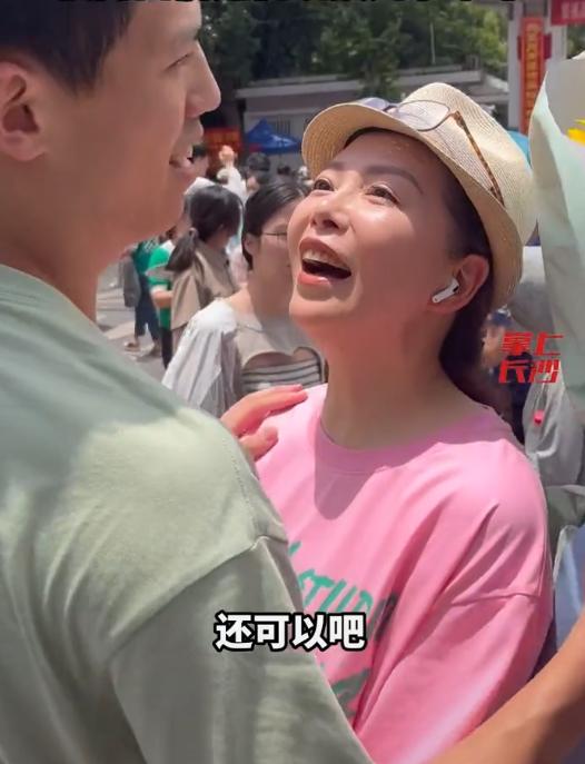 2023年的高考结束了！在长沙的考场外，主持人仇晓也站在家长堆里，给走出考场的儿