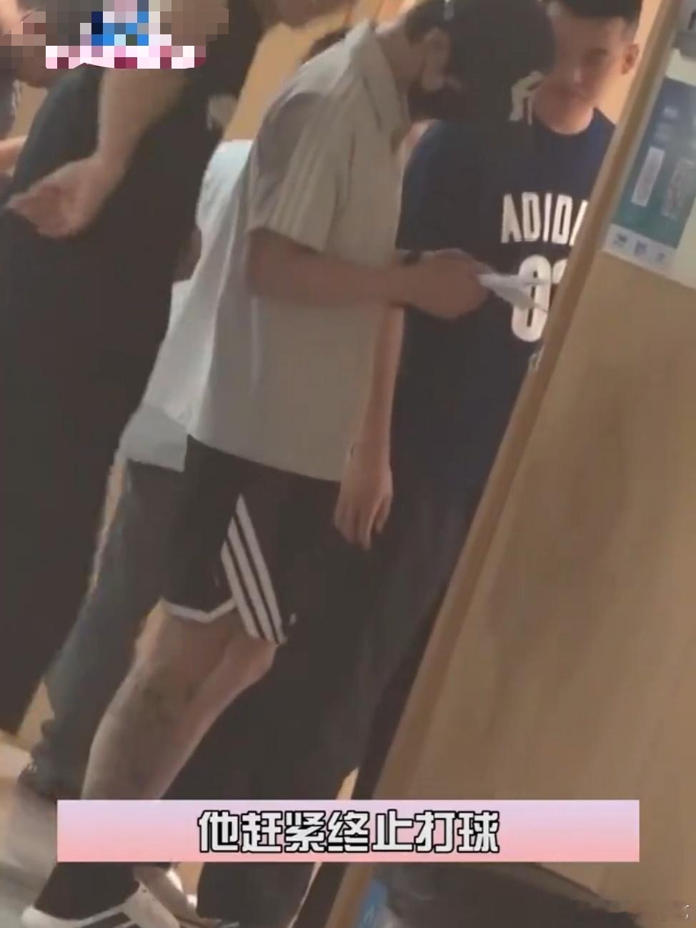 何与打球途中紧急就医何与打球突发不适紧急就医何与何与打球途中突然身体不适，紧急去