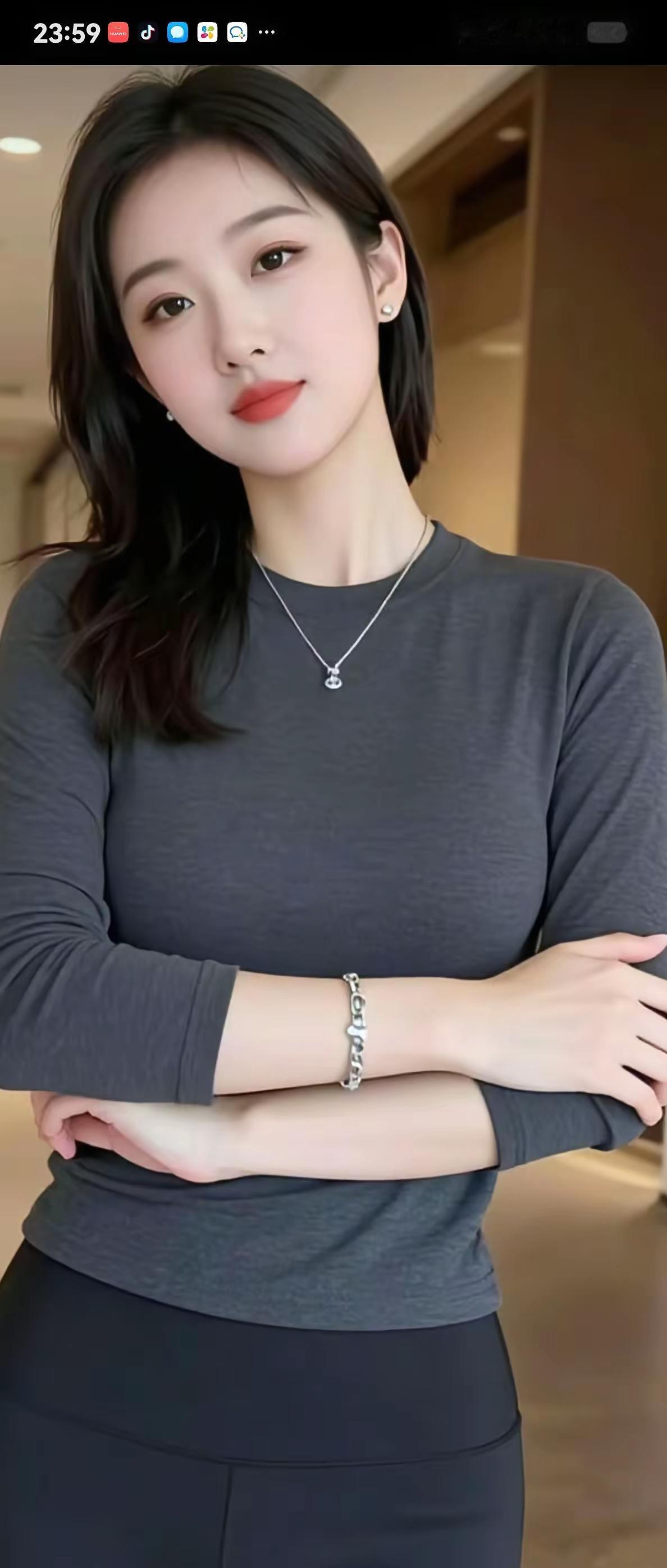 简约风穿搭，灰色长袖搭配黑色裤子，气质满满！