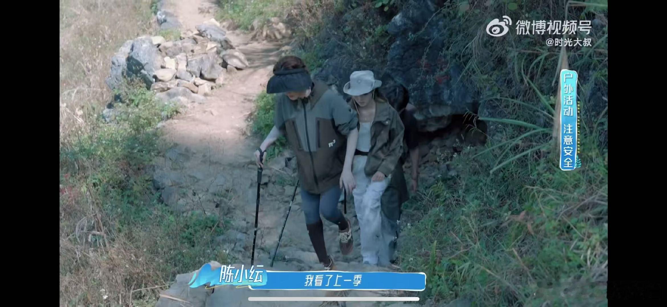陈小纭打卡张馨予同款浩坤湖景点  山水一程 跟随陈小纭，走进浩坤湖的晨曦与黄昏，