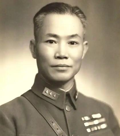 1943年，陈诚一封密电发到古鼎新手里，意思是：干掉王劲哉。事成之后，你当师长。