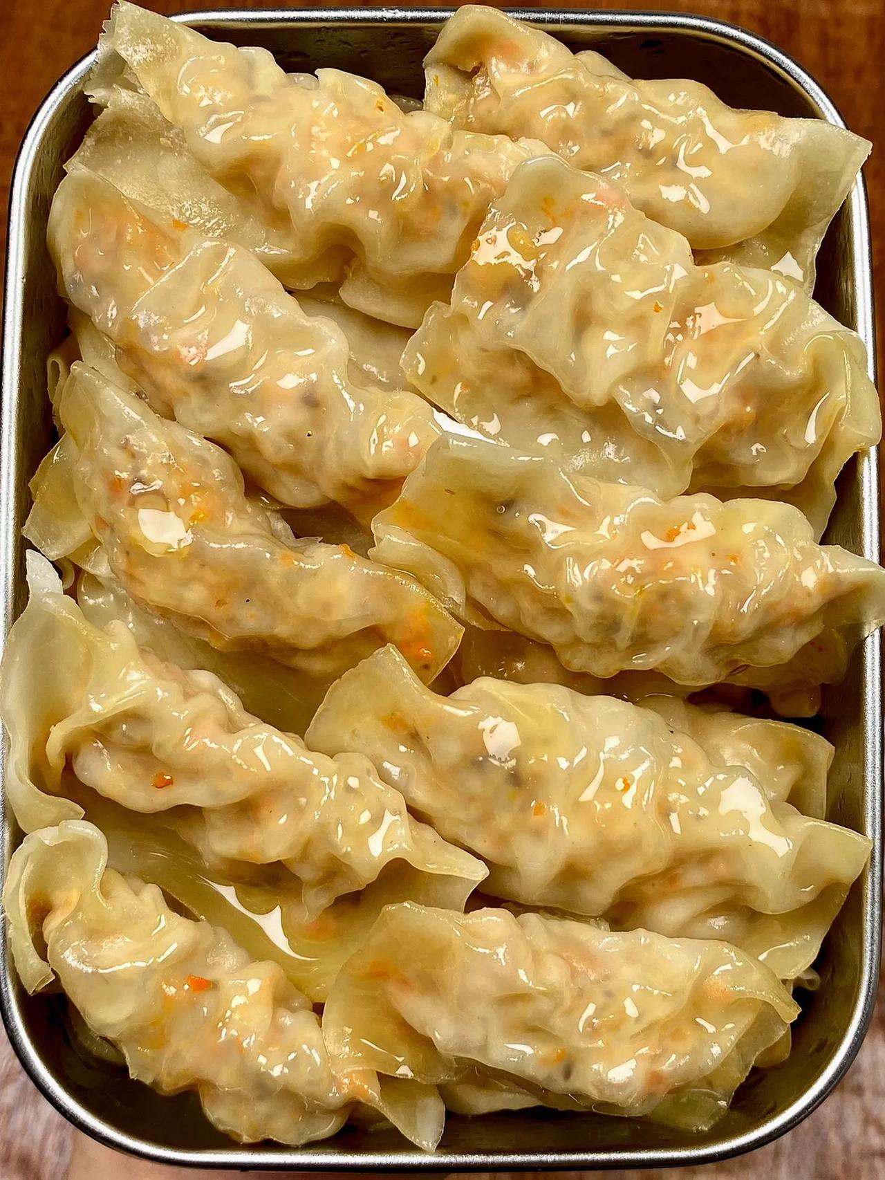多少个晚上靠它掉秤!!
       真没想到馄饨皮包的鸡肉卷这么好吃，贼解馋!