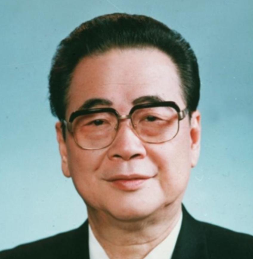 1992年7月10日晚8点，北京一间病房里，88岁的邓颖超已经认不清身边任何人了