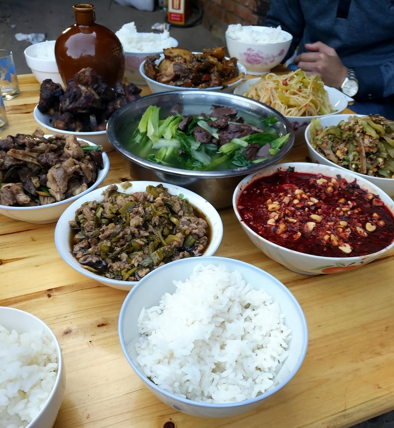 株洲堂市村一场村头杀猪饭直播爆火，18头猪、22个群、9.6万粉丝，还没开锅就掀