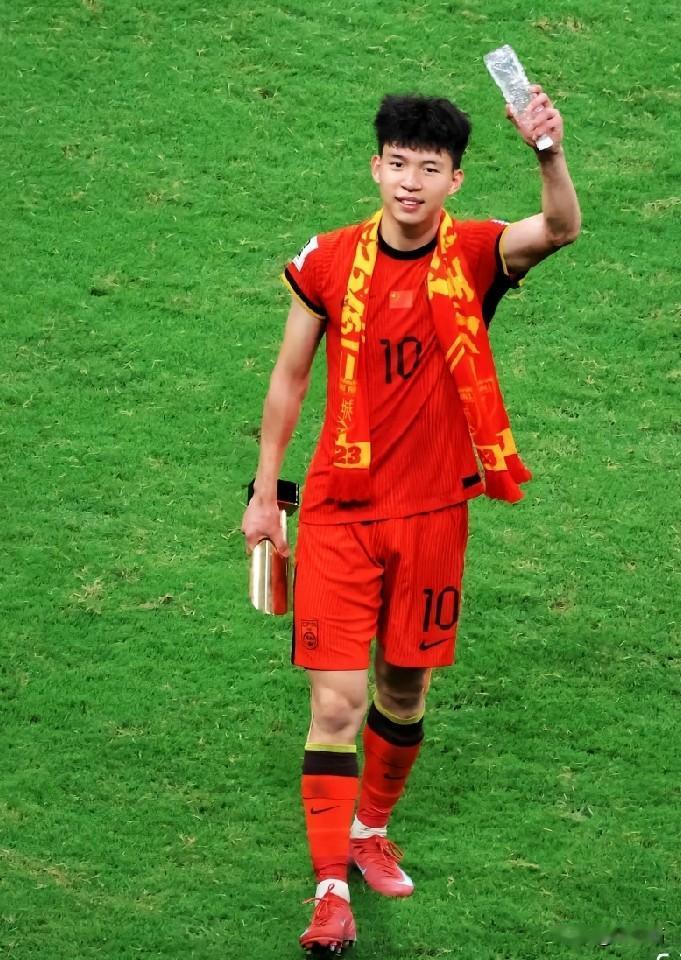 王钰栋当下身价多少？德转参考身价180万欧，基本领跑国内一众球星。
既然身价那么