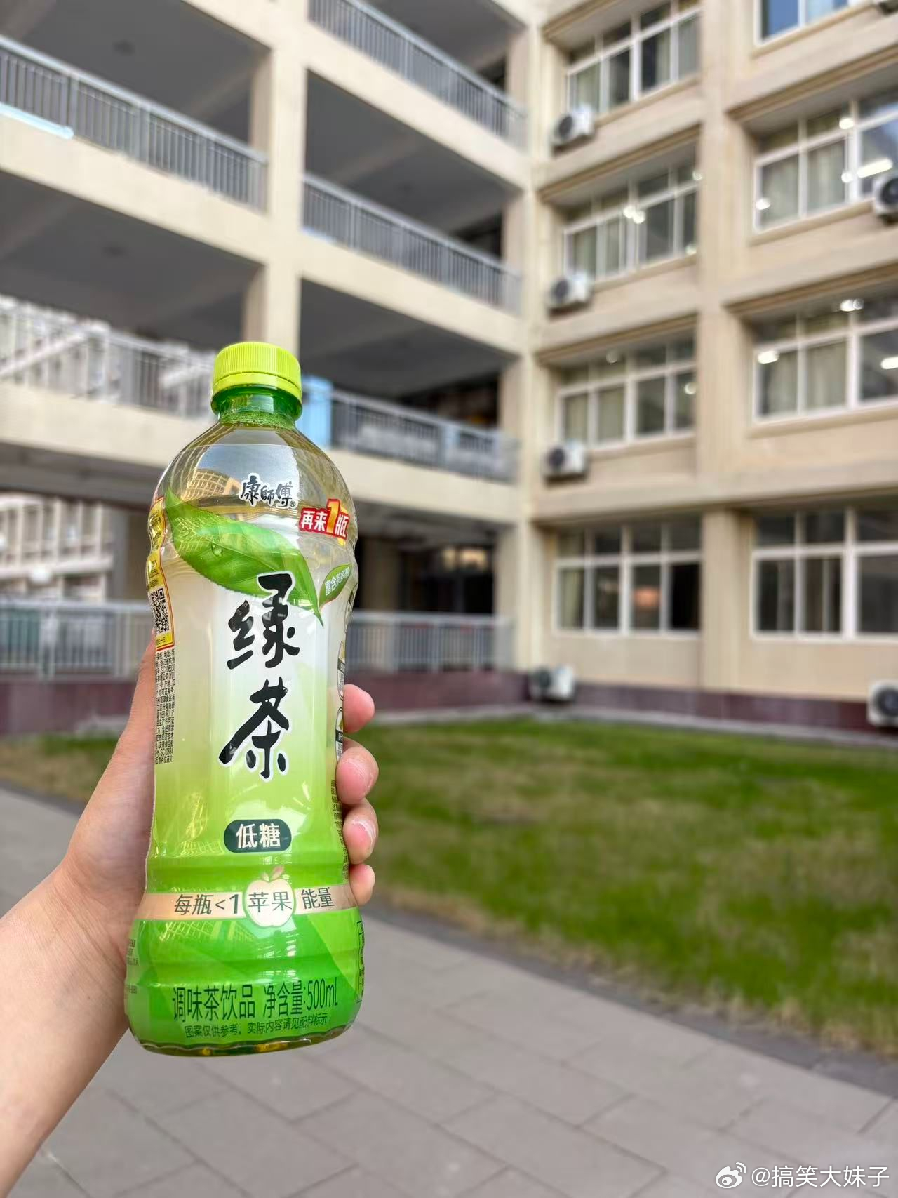 早八人真的离不开康师傅绿茶！出门随手塞一瓶在包里，路上喝一口清清爽爽，瞬间赶走早