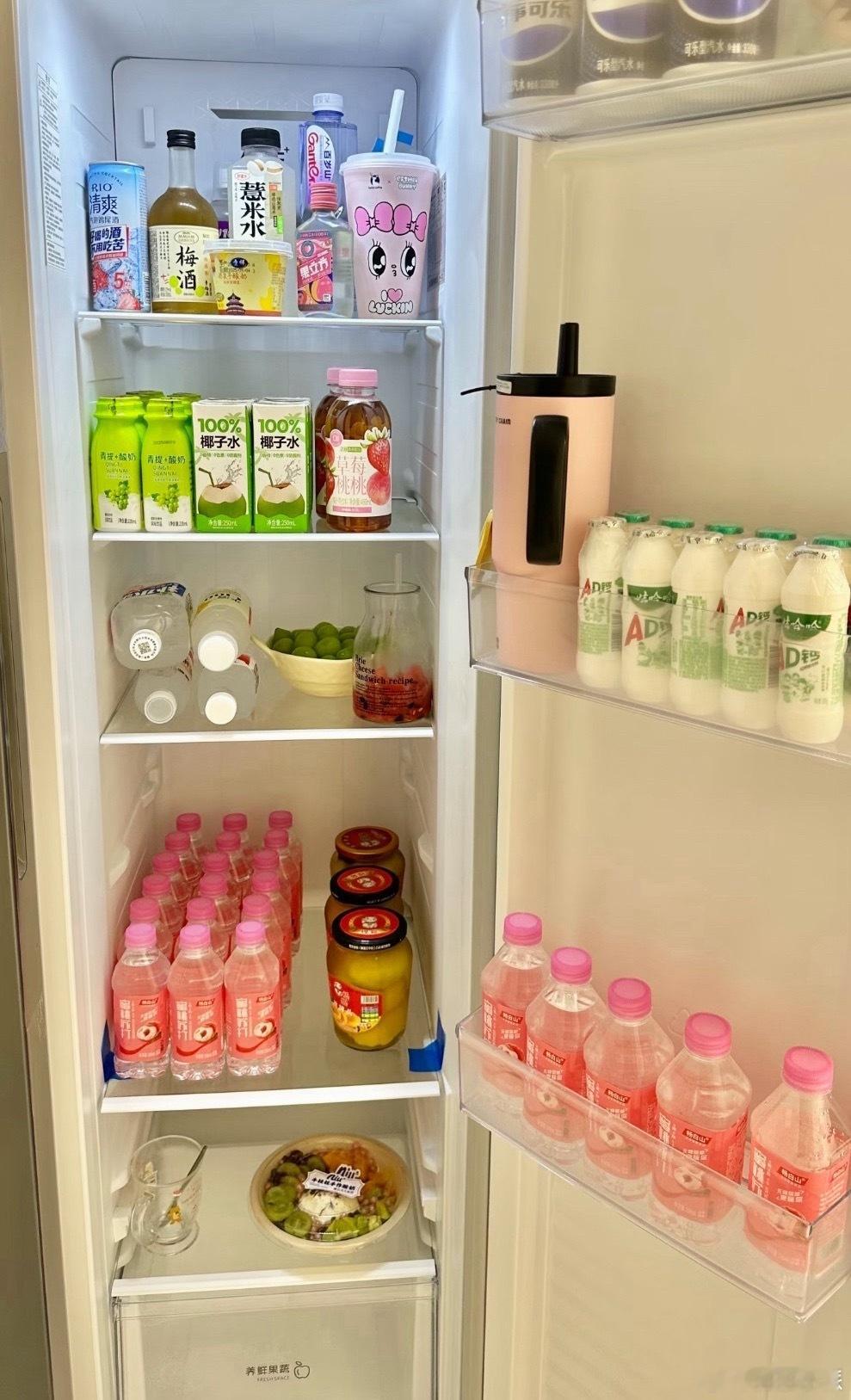 独居以后我的冰箱独居之后我的冰箱里全部塞满了饮料和水果，正常的蔬菜都没有，因为不