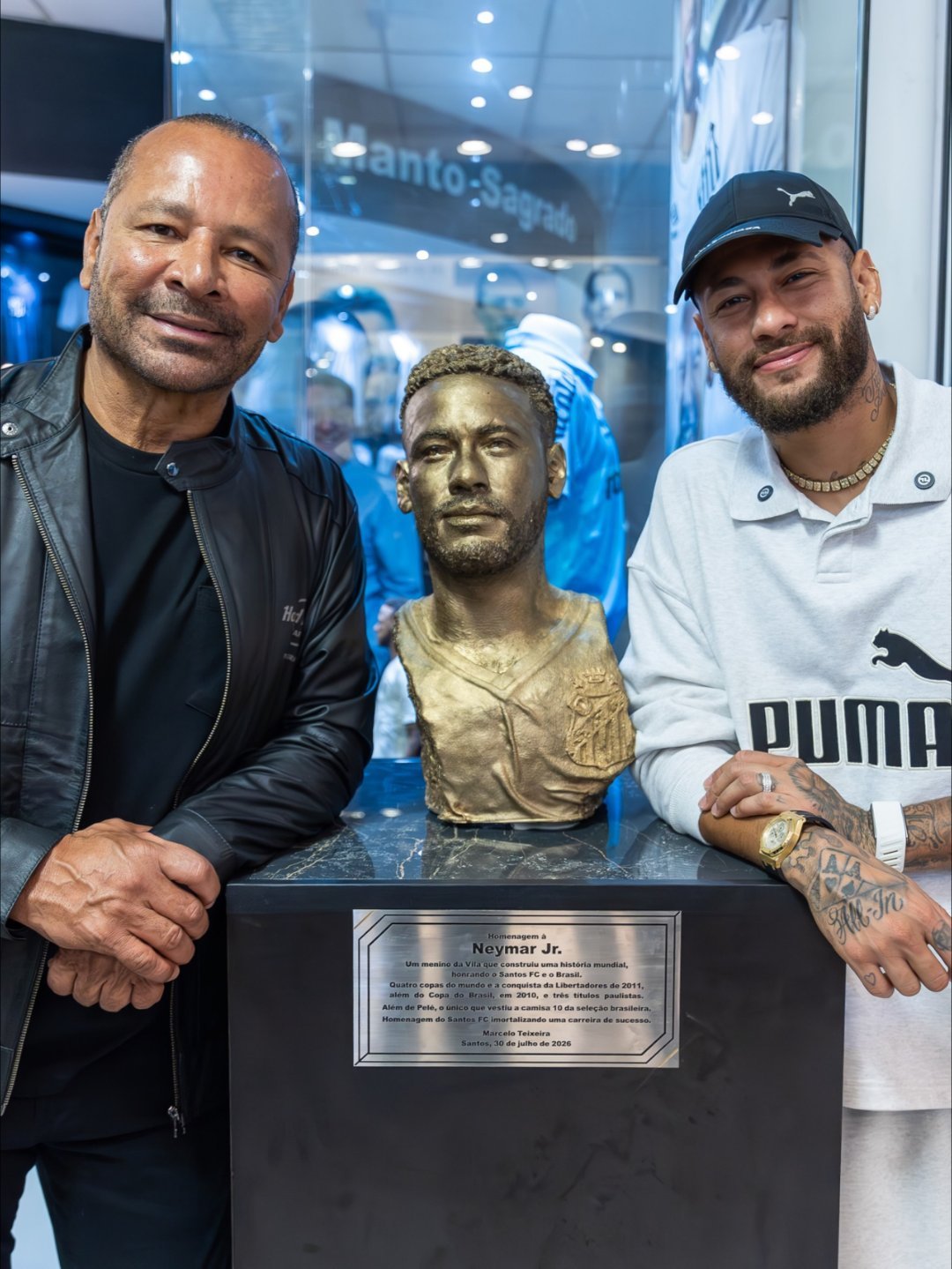 neymar 【桑托斯俱乐部为内马尔立雕像】内马尔社媒更新今天突如其来收到这份殊