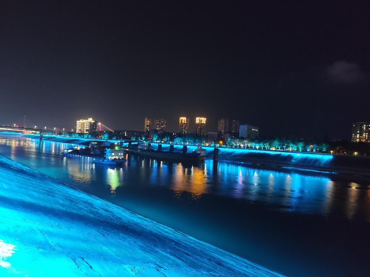 文学艺术的内涵与表达是多角度丰富多彩，从来都不是只单单为倾诉个人的命运的不幸，哀