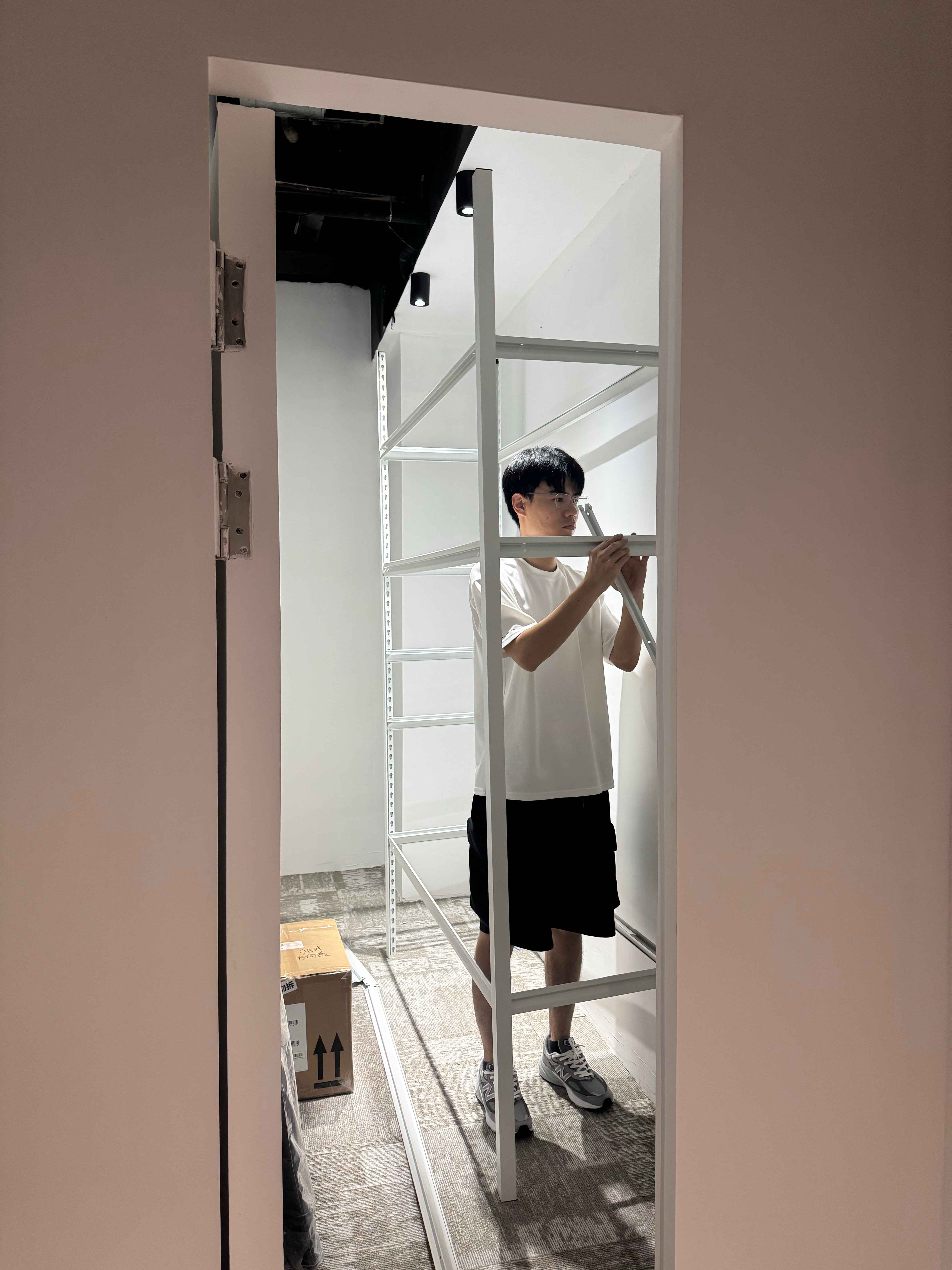 今日收拾工作室进度：组装完成一个货架