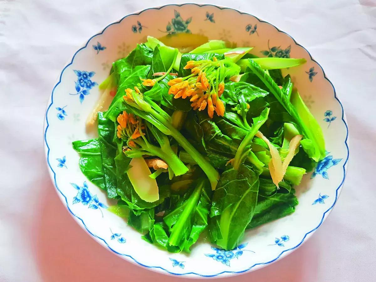 【炒芥兰】

◎食 材
芥兰菜1把、姜丝适量、橄榄油适量及些许水

◎作 法
❶