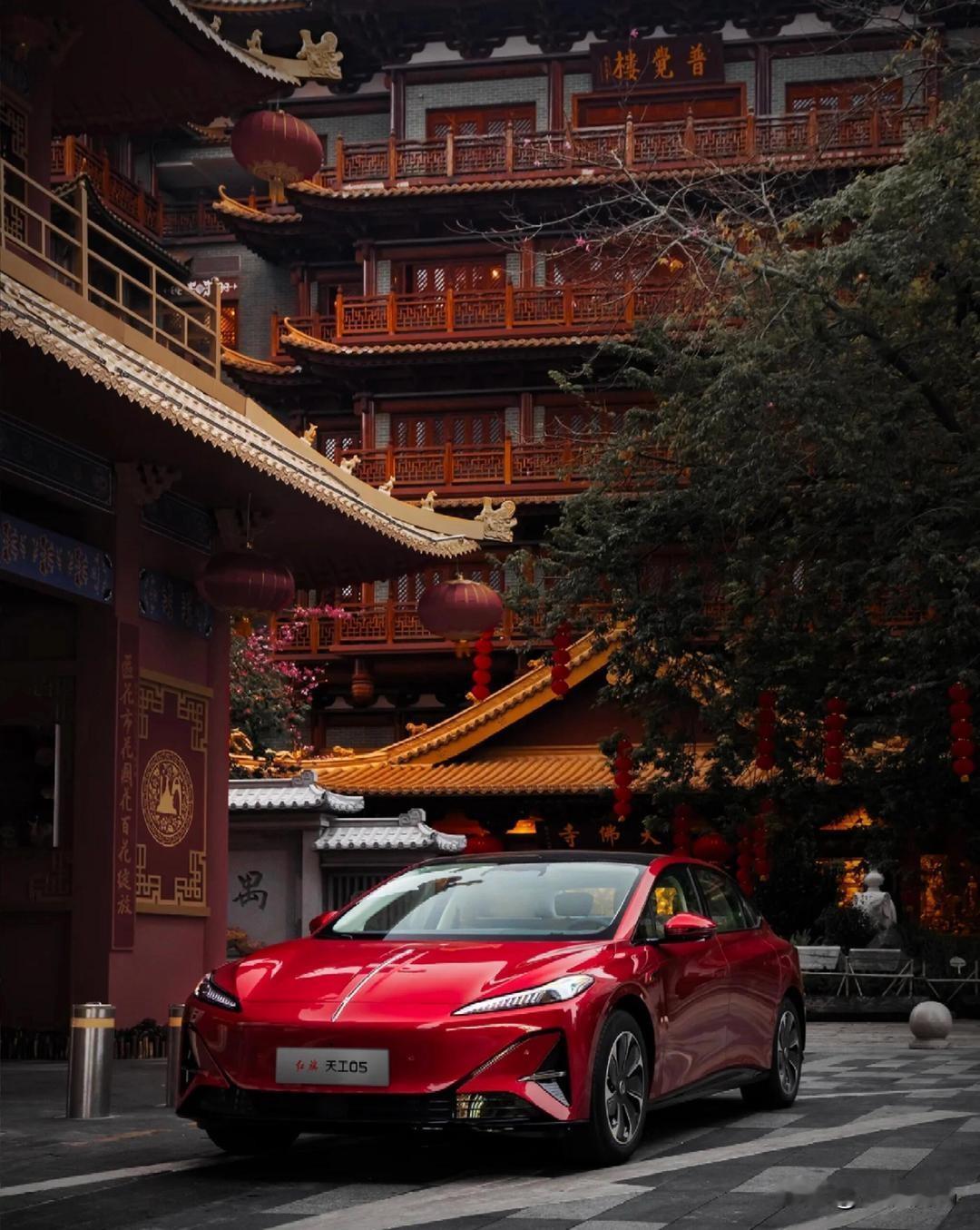 红旗天工05堪称出行界的“全能安全管家”，操心程度堪比爸妈却幽默不啰嗦。
代驾模