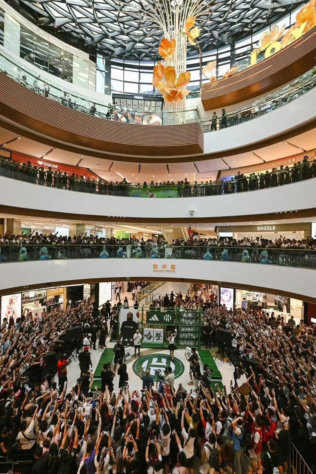 登哥这人气真的炸裂… 哈登中国行现场人山人海 ​​​