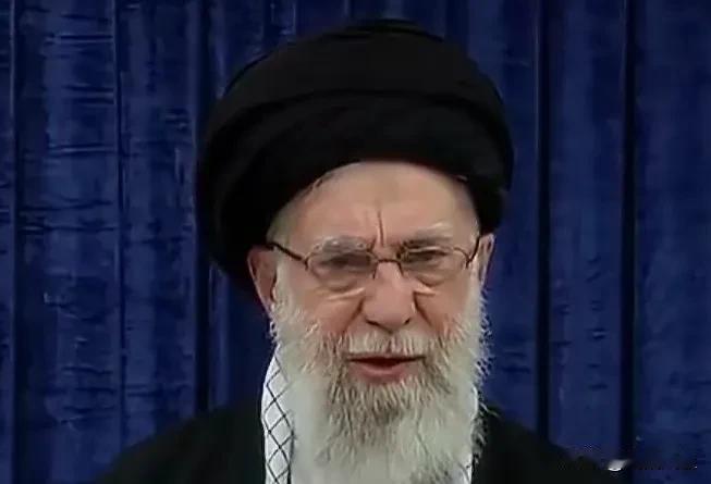 伊朗最高领袖哈梅内伊向美国总统特朗普发出威胁，称伊朗有能力击沉美国军舰。 

哈