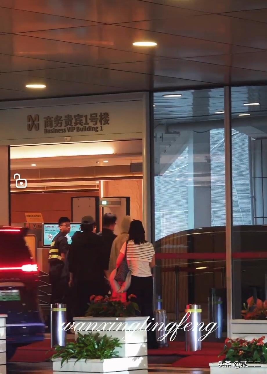肖战一大早又赶回青岛拍戏了[流泪]连轴转真的没有时间休息啊[可怜]看到肖战在深圳