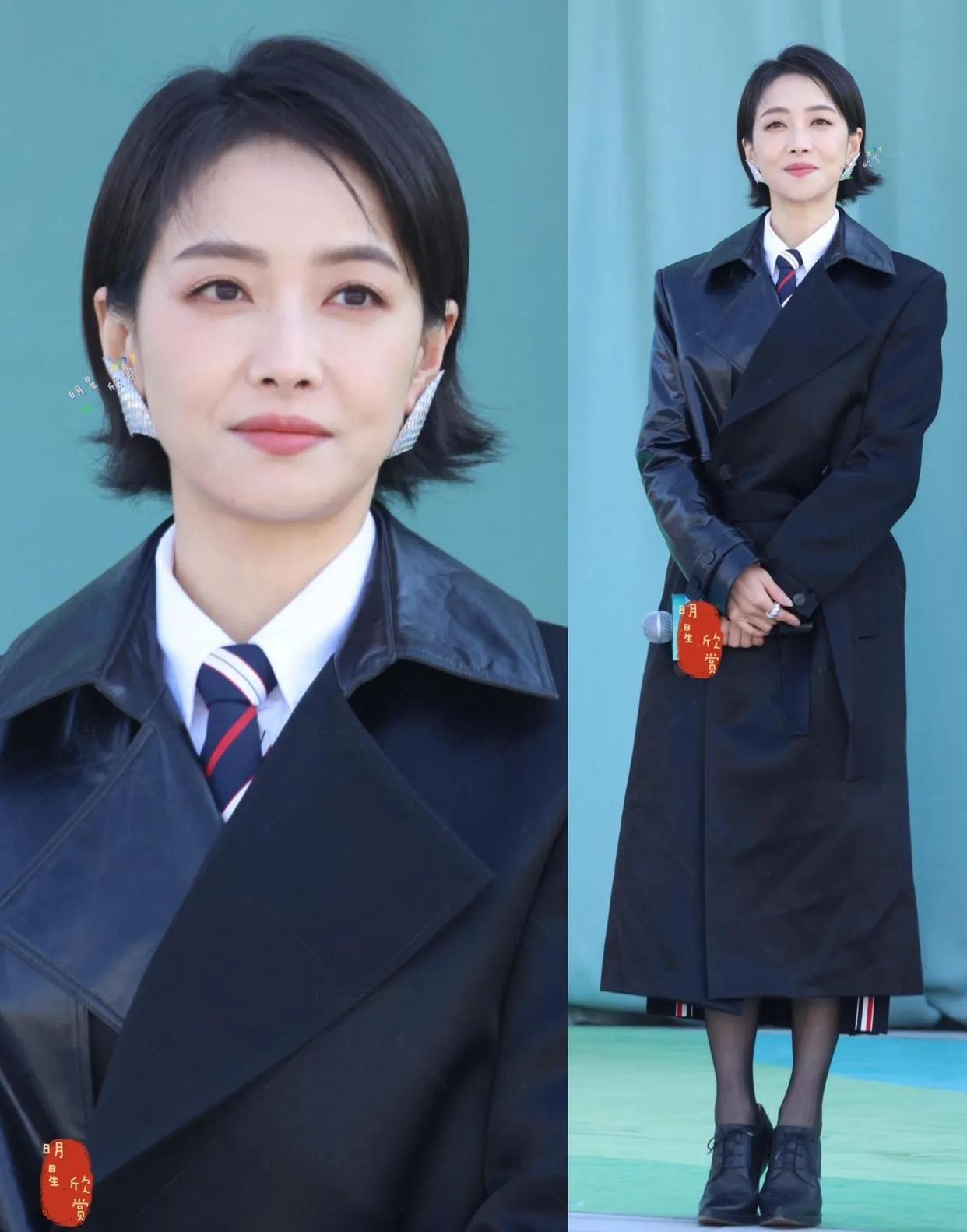 谁懂啊！宋茜短发配黑风衣也太绝了！🔥
这造型说是“职场靓姐”没人反对吧？
简约