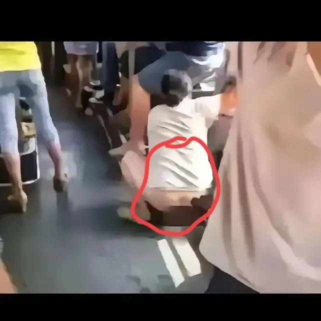 公共场合的不雅行为。美女在公共交通汽车上，不顾及其他乘客的感受，竟然在众目睽睽之