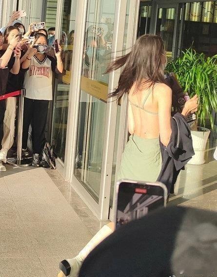 迪丽热巴这样算擦边吗？ ​​​