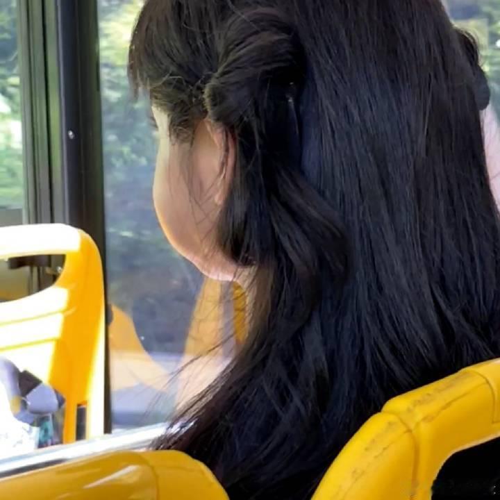 周洁琼撞脸蜡笔小新周洁琼更新海岛照片，意外发现撞脸蜡笔小新了！周洁琼侧脸和蜡笔小